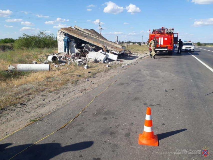 Под Волгоградом внедорожник снес остановку