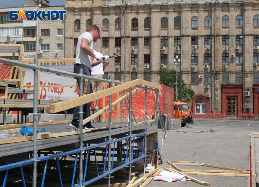 Трибуну за миллионы для Бочарова стали сносить сразу после Парада Победы