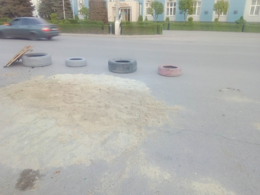 Провалившийся у главного офиса Сбербанка в Волгограде асфальт засыпали песком
