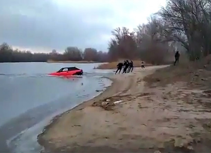 Спасение утопленного при проверке крепости льда авто попало на видео под Волгоградом