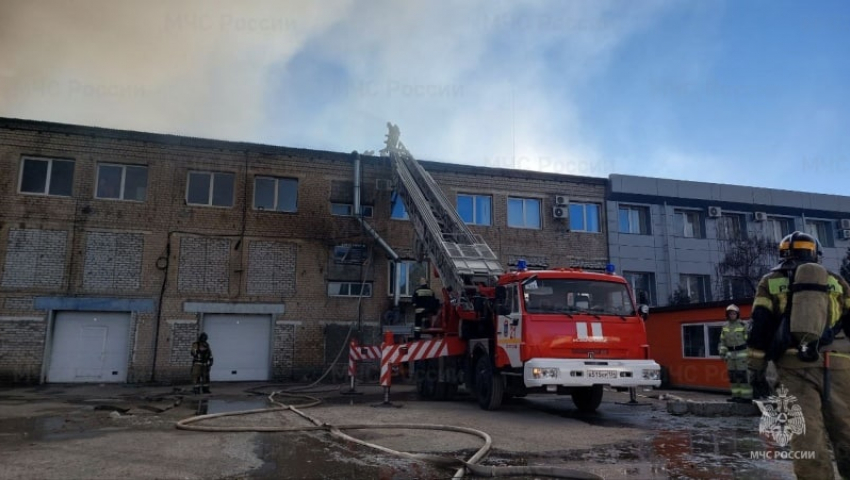 Более сотни человек остановили разгул пожара на складе в Волгограде