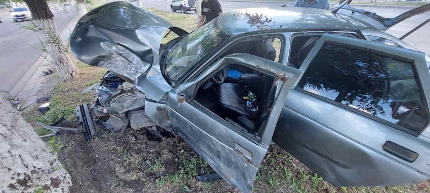 В Волгограде ВАЗ «впечатало» в дерево: четверо пострадали