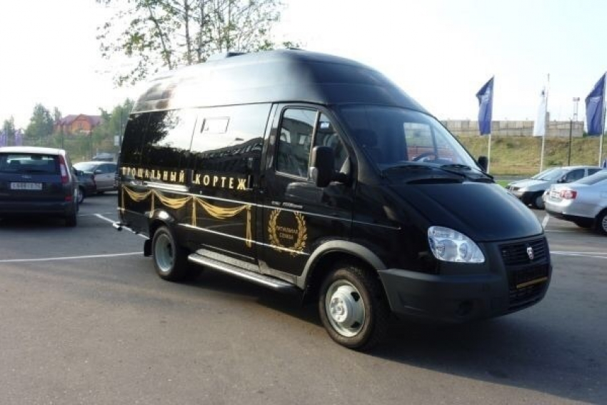 Ночью в Волгограде злоумышленники подожгли три катафалка