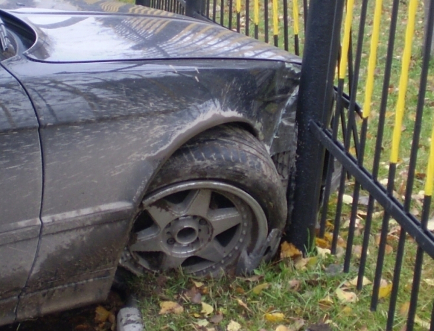 Под Волгоградом водитель на «десятке» протаранил забор и погиб
