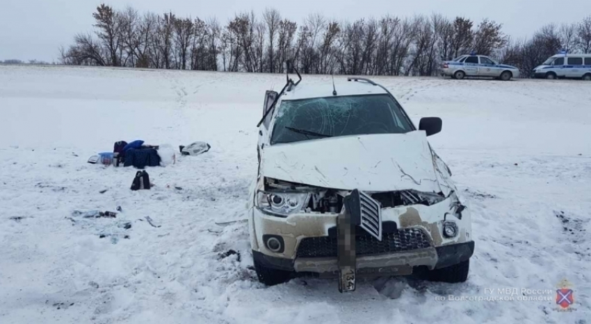 Из-за плохой погоды джип перевернулся на дороге в Волгоградской области