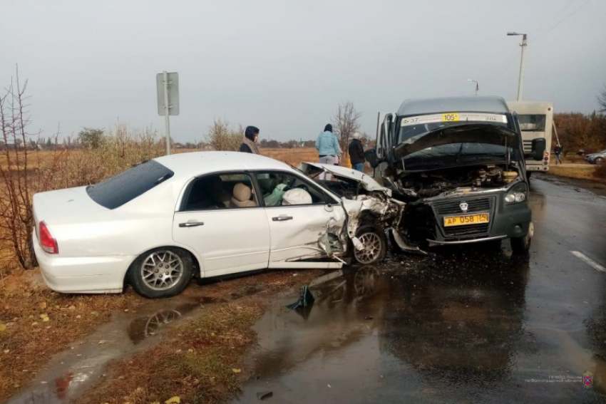 Четыре женщины пострадали в аварии с Mitsubishi, маршруткой и автобусом в Волгоградской области