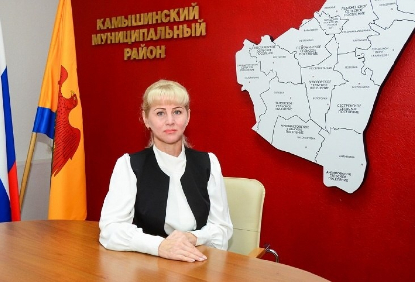 65-летнего главу района заменили на блондинку под Волгоградом