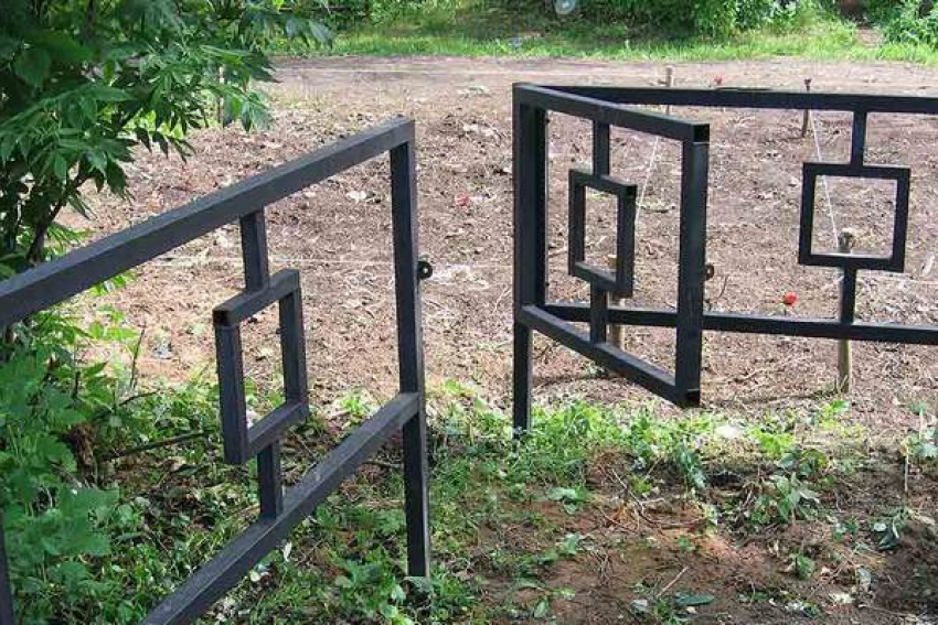 Под Волгоградом мужчина воровал с кладбищ ограды и сдавал их в металлолом