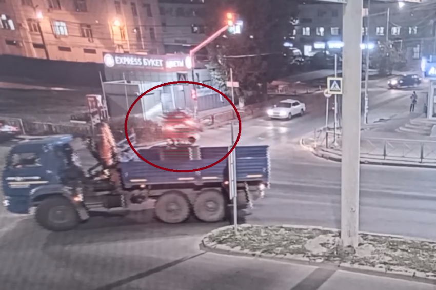 Появилось видео со Skoda, влетевшей в торговый павильон в Волгограде