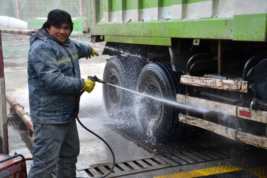 В Волгограде большегрузам начнут мыть колеса