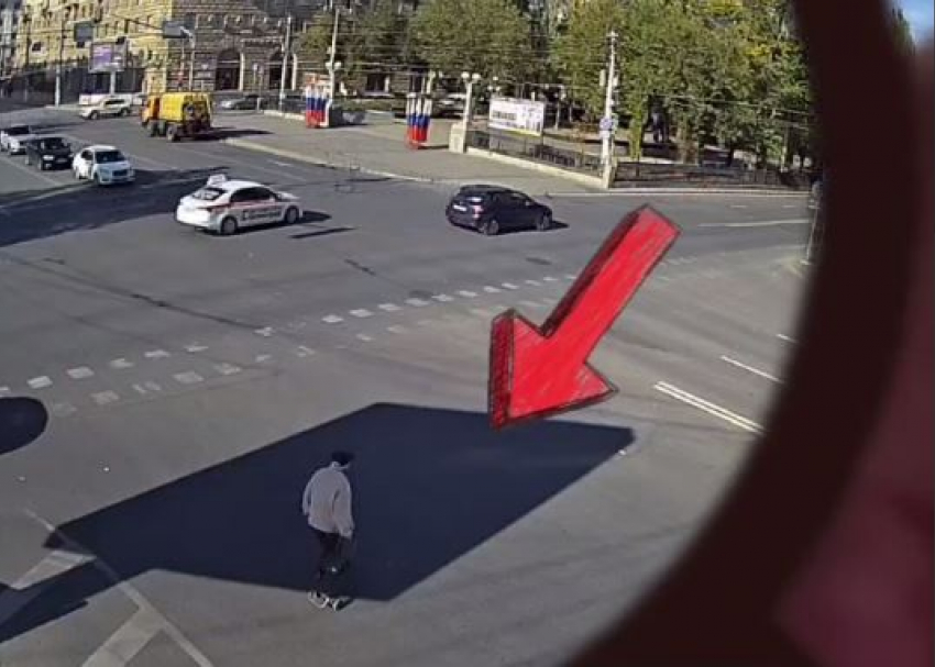 Битву наглецов устроили пешеход и джип на главном перекрестке Волгограда