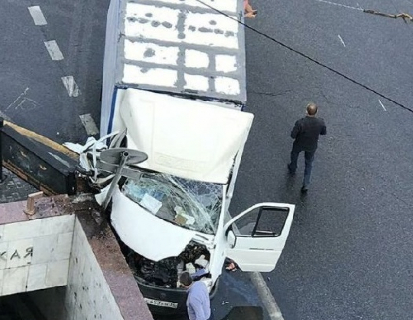 На видео попала жуткая авария с «ГАЗелью» на Комсомольской в Волгограде