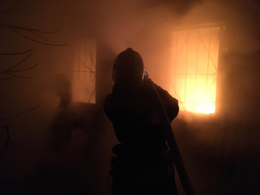 Больше трех часов тушили крупный ночной пожар в СНТ в Волгограде
