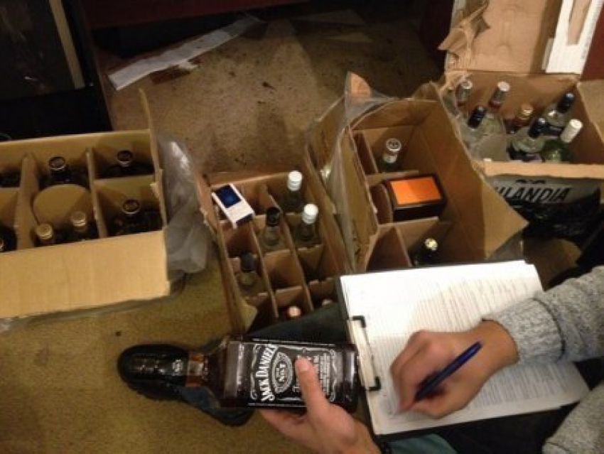 Двое волжан украли из круглосуточного магазина 38 ящиков с алкоголем