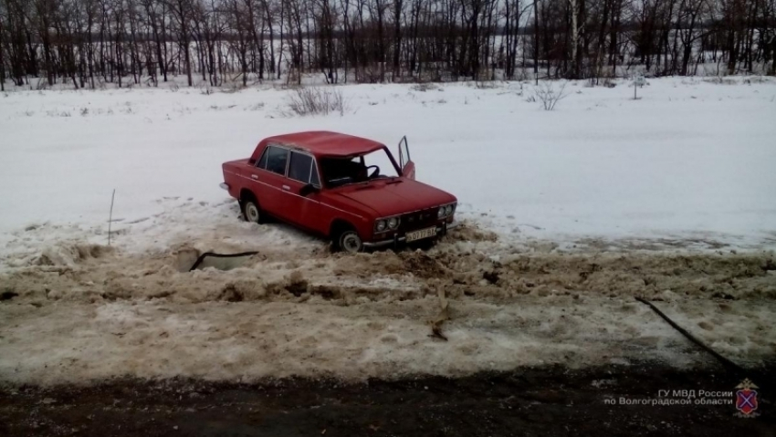 В Волгограде пенсионер на ВАЗ-21033 перевернулся в кювет 