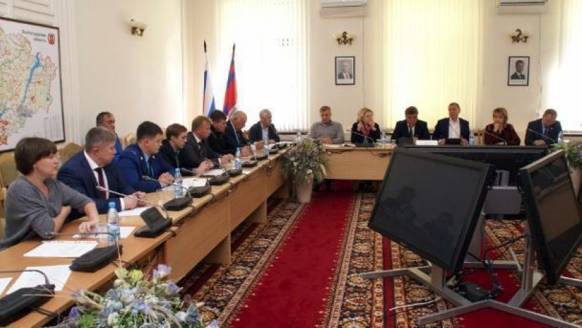 Волгоградские депутаты в ноябре могут истощить свои организмы на работе