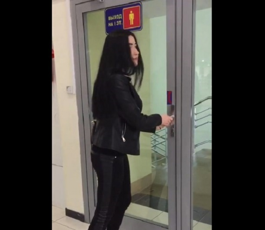 Волгоградка сняла на видео запертые двери запасного выхода в ТЦ