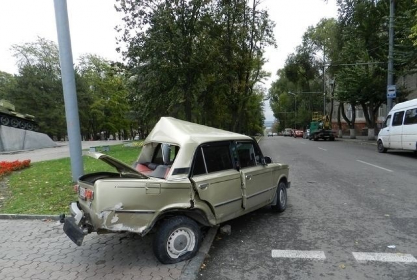 Под Волгоградом женщина-водитель протаранила на ВАЗ-2102 световую опору