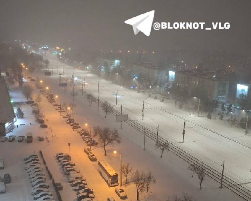 Дороги парализованы, машины буксуют: Волгоград оказался в снежном плену