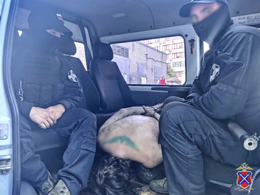 «Коктейль Молотова» бросил в полицейских неадекват с нацистским орлом из Волгограда