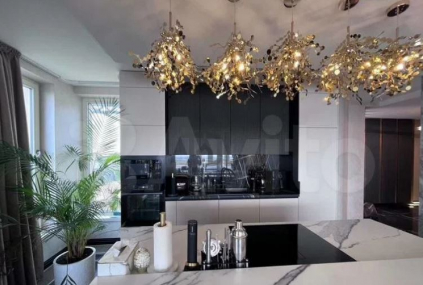 Таких в городе несколько штук: квартиру с гигантской террасой продают в Волгограде почти за 50 млн