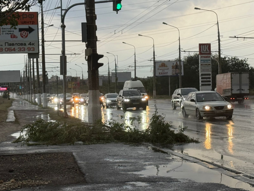 Летящая песочница в шторм разбила автомобиль в Волгограде 