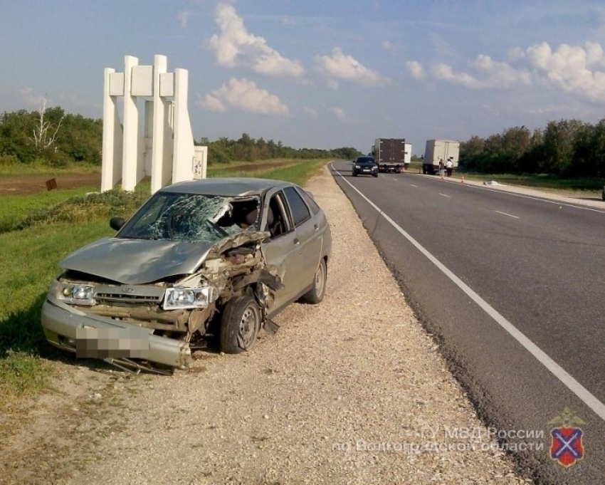 Под Волгоградом «двенадцатая» врезалась в КамАЗ и насмерть сбила 64-летнего водителя грузовика