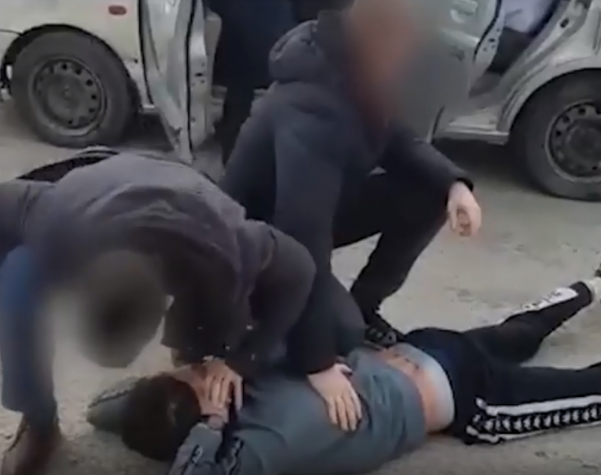 На видео попало, как волгоградские полицейские задержали мошенников
