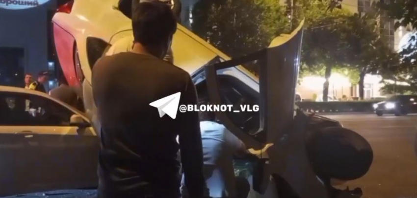 Пострадавшего вытащили из перевернутой на крышу «Гранты» в Волгограде — видео 