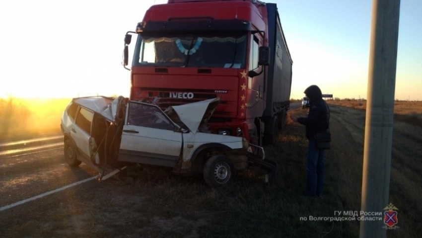 Фура разломала напополам ВАЗ-2109 под Волгоградом: погиб 34-летний мужчина