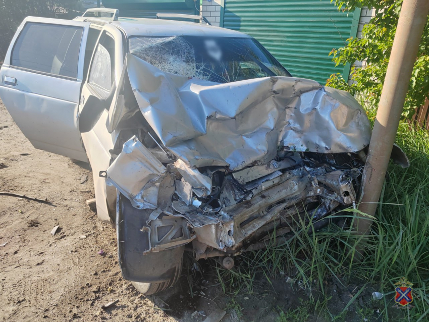 Машина всмятку, пассажир калека: заснувший водитель влетел в припаркованную машину под Волгоградом