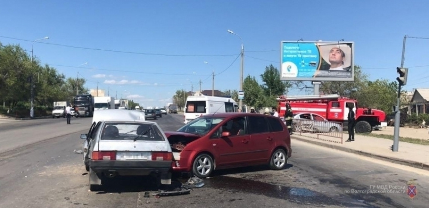 В жуткой аварии с участием четырех авто в Волгограде пострадал 4-летний ребенок 