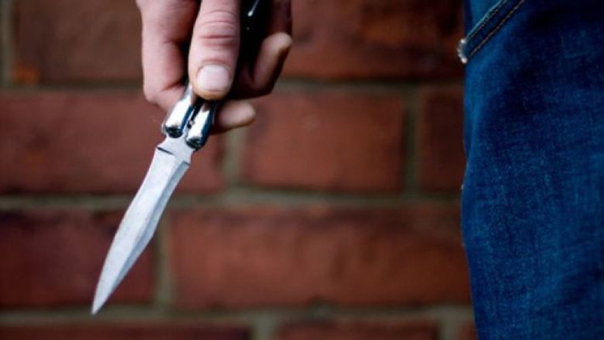 В Волжском 19-летний парень ограбил пенсионерку, угрожая ей двумя ножами