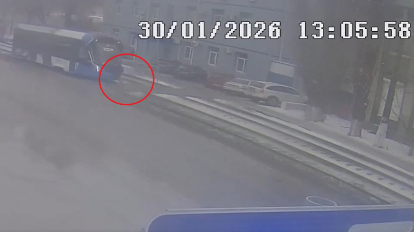 Врачи рассказали о состоянии попавшей под трамвай волгоградки