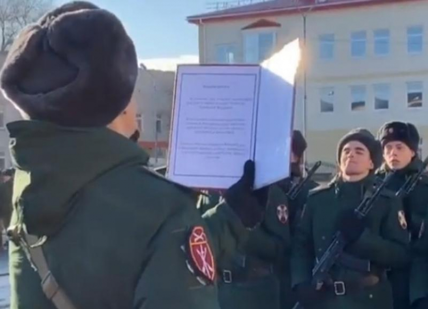Алиана Устиненко показала на видео, как брат принял присягу в армии