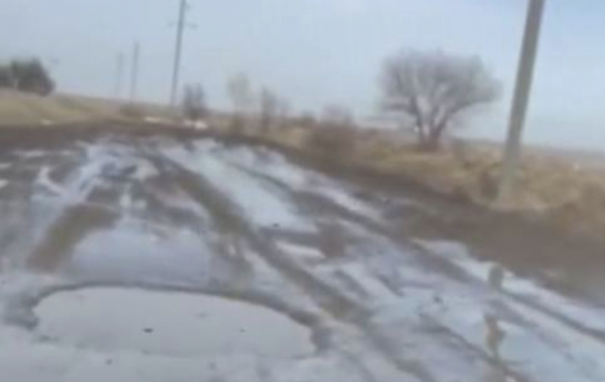Грязь заблокировала движение в хуторе под Волгоградом