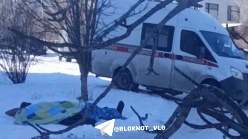 Накрыт простыней, дежурит скорая: труп нашли в поселке Горьковском в Волгограде