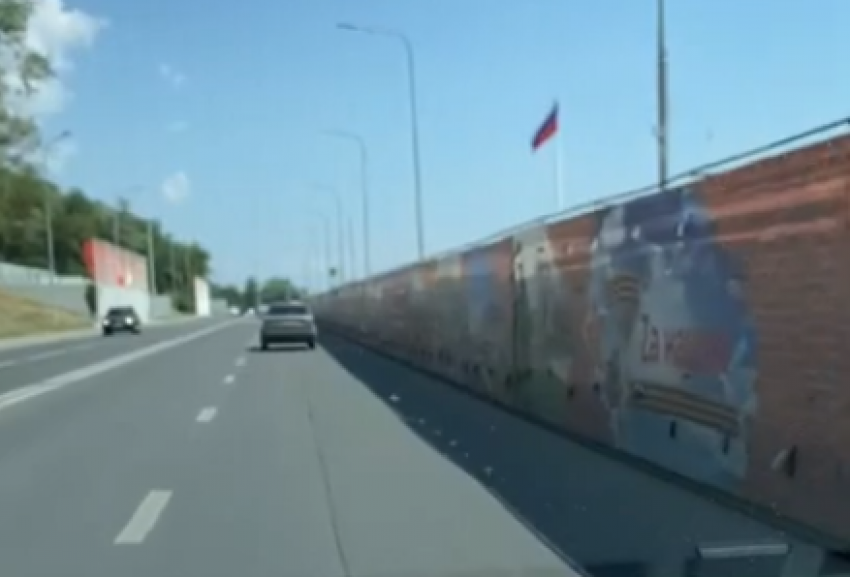 "Патриотический баннер на Нулевой Продольной создает аварийную ситуацию": волгоградец 