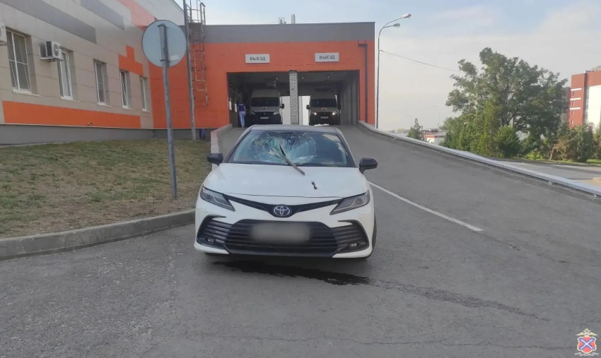Брошенный на дороге лом пробил лобовое Toyota в Волгограде