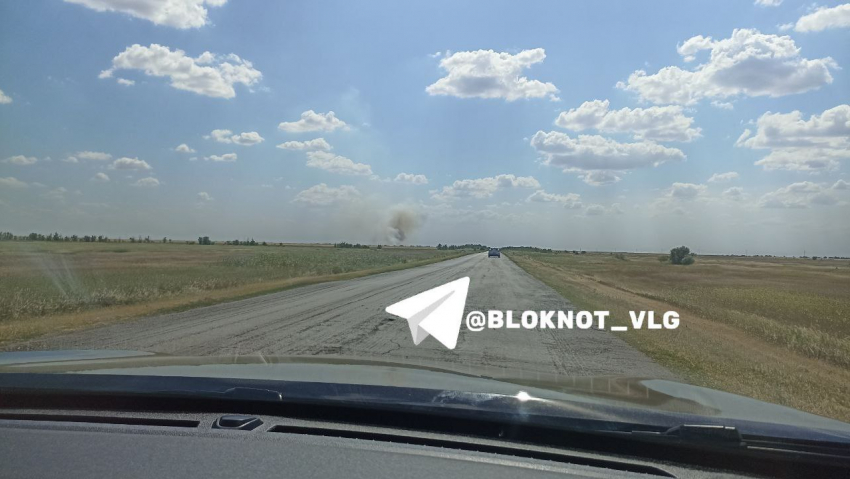 Пожар бушует рядом с волгоградским селом — видео