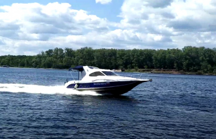 Трое детей и четверо взрослых: всё, что известно о пропаже катера из Волгограда в Каспийском море