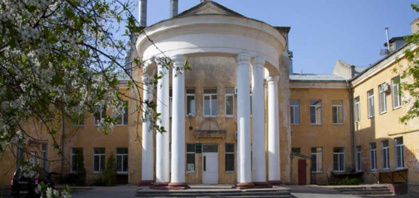 Рядом детсад и заброшка: психинтернат откроют за 70 млн рублей в бывшем здании роддома на севере Волгограда