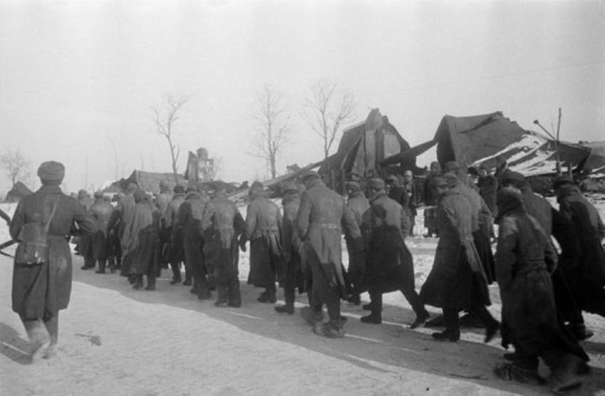 16 января 1943 года - под Сталинградом советские войска сжали кольцо окруженного противника еще на 10 км