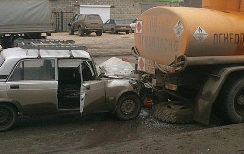 В Волгограде «ВАЗ-2107» влетел в стоявший бензовоз