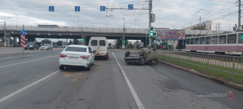 Такси с пассажиром перевернулось в массовом ДТП в Волгограде