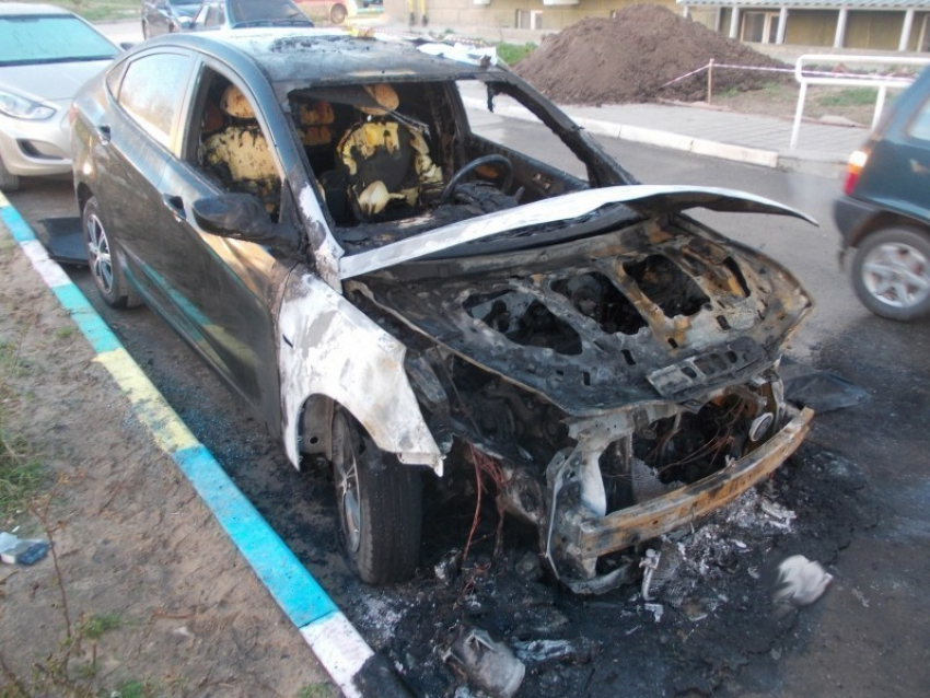 В Волгограде ночью злоумышленники сожгли Hyundai и Москвич