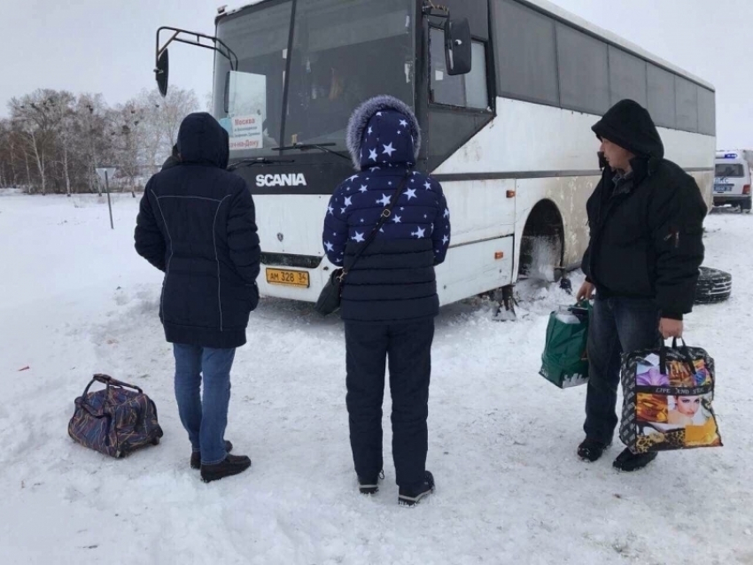 Около 20 пассажиров автобуса Москва-Волгоград едва не замерзли на заснеженной трассе в Воронежской области 