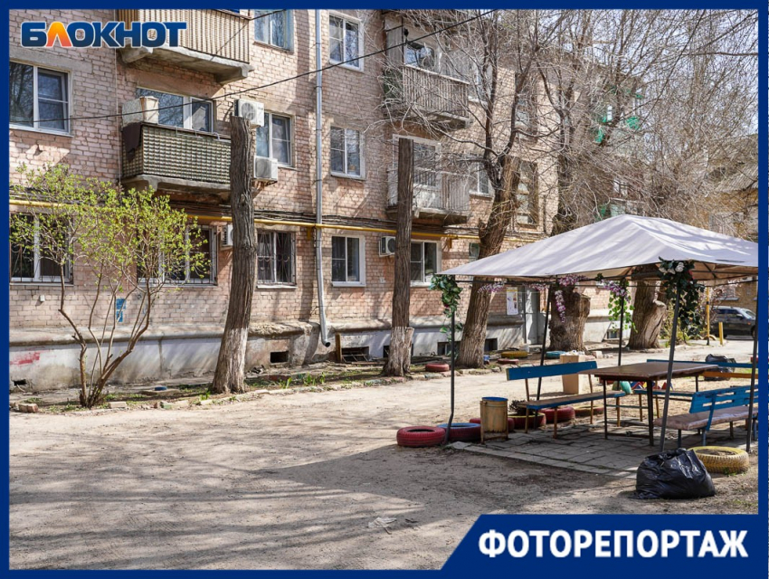 Манекены и капище посреди: странный двор на Ангарском в Волгограде в 23 фотографиях
