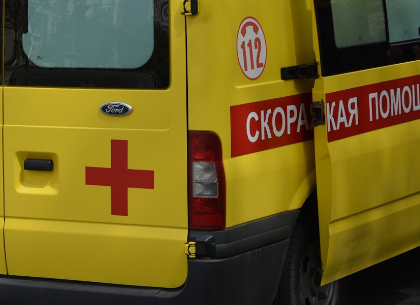 В Волгограде поставленный на ремонт грузовик насмерть раздавил лежащего под ним водителя