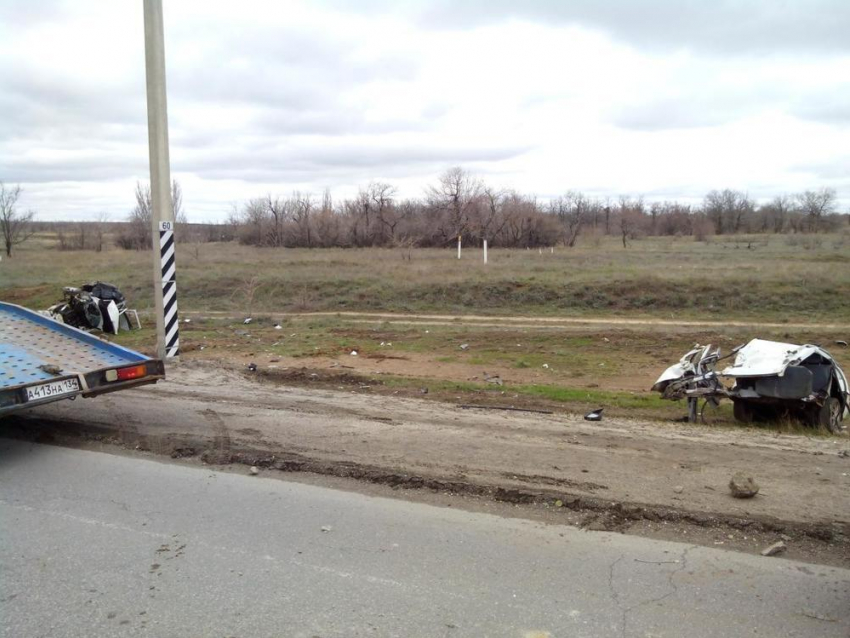 Под Волгоградом в ДТП надвое разорвало автомобиль с водителем